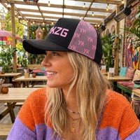 Casquette Trucker en Maille Personnalisée de Luxe avec Monogramme Rose, Broderie 3D en Relief, Logo Diamant, Visière en Daim, Style Y2K High Street, OEM ODM