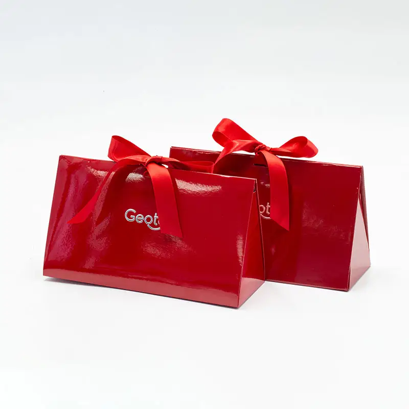 Caja de embalaje de regalo con Lazo de cinta, logotipo personalizado, creativo, rojo, plegable, triangular, rígido, cosmético