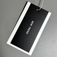 Étiquettes suspendues rectangulaires imprimées en papier de style minimaliste de haute qualité ; Étiquettes de vêtements personnalisables pour les vêtements
