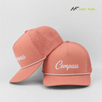 Casquette de baseball personnalisée OEM ODM à 6 panneaux, logo en patch tissé en nylon, perforations laser, imperméable et respirante, pour l'entraînement en extérieur