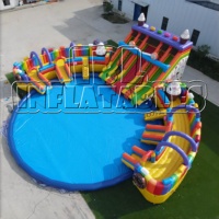 Parc aquatique gonflable commercial en PVC de 0,55 mm sur le thème des bonbons avec toboggan et piscine à jets, aire de jeux extérieure pour la location