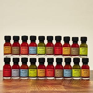 Set de Regalo de Salsas Picantes Modernas y Exclusivas Smokehouse: Sabores a Ajo, Hierbas, Tocino, Habanero Extremo y Pimiento Fantasma, 20 Piezas - Product Image 3