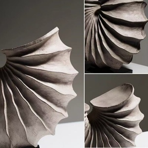 Adorno de Ala Abstracto con Textura Escultural, Estilo Vintage Desgastado, para Sala de Estar o Rincón de Arte - Product Image 3