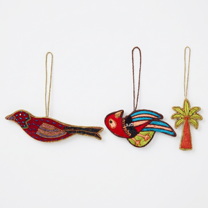 Adornos Navideños Personalizados Hechos a Mano, Ecológicos, de Terciopelo, Bordados y con Cuentas, con Forma de Camello, Caballito de Mar, Concha, Pájaro y Reno - Product Image 1