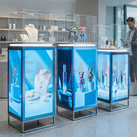 Vitrine d'affichage LED carrée à 4 faces 320x800mm 480x960mm Module GOB P1.538 P1.86 P2 P2.5 Contrôle par APP pour le commerce et la vente au détail