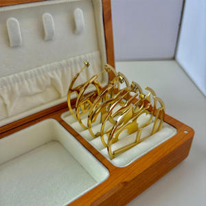 Dernières Boucles d'Oreilles de Créateur Plaqué Or 18 Carats en Acier Inoxydable de 5 cm pour Femme, Marque de Mode - Product Image 3