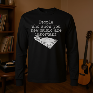 Camiseta de manga larga con diseño de discos de vinilo: Las personas que te muestran nueva música son importantes - Product Image 3
