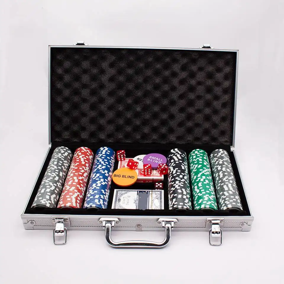 Grosir Kustom 300 Buah Chip Poker Kasino 2 Kartu Permainan 5 Set Casing Dadu dengan Casing Aluminium