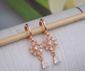 ต่างหูห้อยโลหะผสมพรีเมียมสุดอินเทรนด์ ประดับคริสตัลระยิบระยับ พร้อมเคลือบสีโรสโกลด์สุดชิค เหมาะสำหรับผู้หญิงใส่ไปงานปาร์ตี้ - Product Image 1