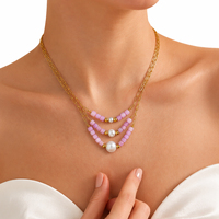 Collier de luxe élégant à plusieurs couches en chaîne dorée, fait main avec perles de rocaille colorées et pendentif en perle d'eau douce, bijoux bohèmes chic