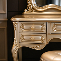 Ensemble de coiffeuse de style français avec miroir orné, commode à maquillage et tabouret rembourré, meubles de chambre à coucher