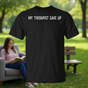 Camiseta con cita de humor sobre bienestar mental: Mi terapeuta se dio por ganada - Product Image 3