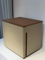 Table de chevet moderne écologique faite à la main à 2 tiroirs, plateau en cuir de selle et bois foncé, rembourrage Pebble, fermeture douce, pour salle à manger