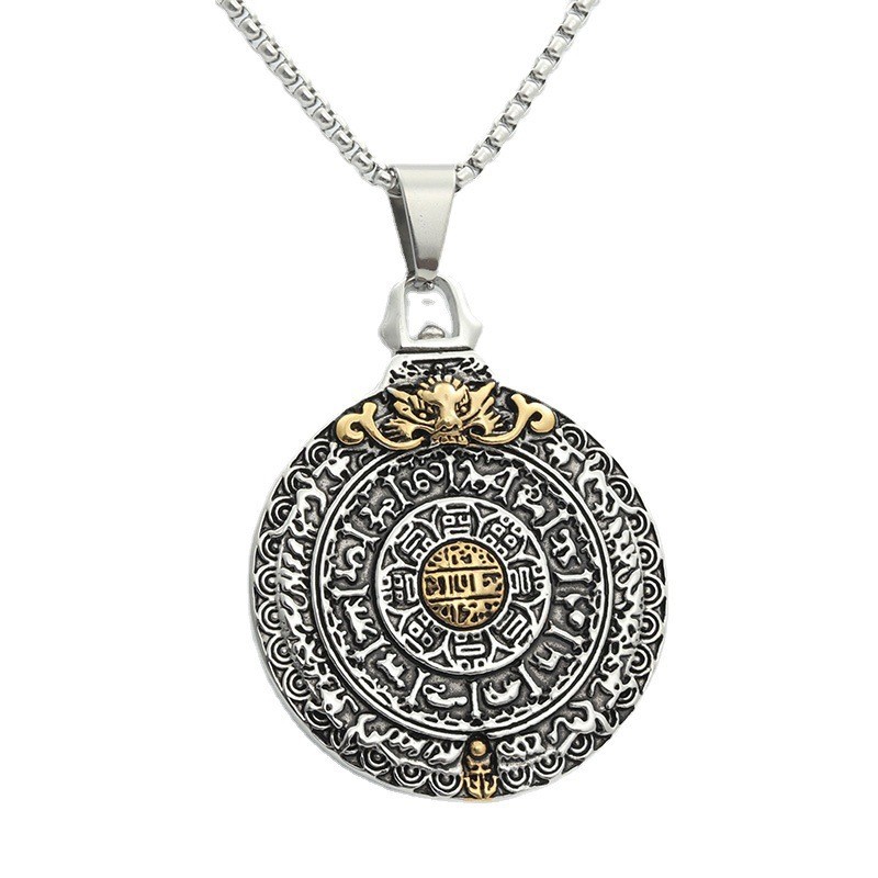 Pendentif noir bicolore avec une chaîne de perles carrées de 4,0*70 cm.