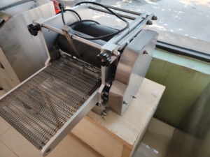 Machine à fabriquer des tortillas de blé multifonctionnelle à moteur, en acier inoxydable 304 haute performance, capacité de 30 pièces/minute, garantie 1 an - Product Image 4