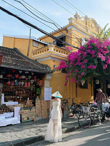 Vestido Midi Blanco con Encaje Floral y Adorno de Plumas, Hecho en Vietnam, Cintura Natural, Bordado con Ojales, Detalle de Lazo Delantero - Product Image 3