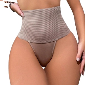 Shorts moulants taille haute pour femmes, confortables et élastiques, avec motif uni et logo à la taille - Product Image 1