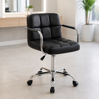 Tabouret de bar pivotant réglable en similicuir noir avec accoudoirs, base chromée et roulettes pour salon de réception