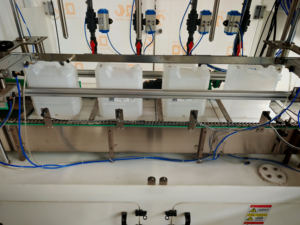 Machines de remplissage semi-automatiques de détergent liquide corrosif acide liquide de blanchiment pour la bouteille en plastique et chimique - Product Image 5