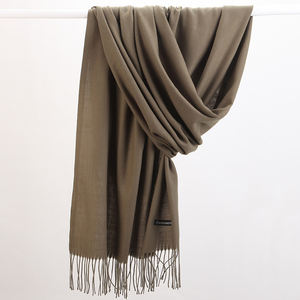 Женская однотонная утепленная шаль с логотипом на заказ на осень и зиму, универсальная длинная кашемировая накидка для оптовой продажи - Product Image 3