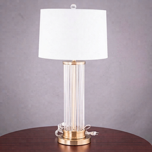 Lampe de table blanche avec abat-jour conique gris et accents dorés, décoration d'intérieur - Product Image 4
