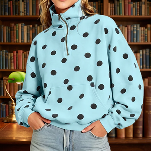Pull molletonné oversize personnalisé pour femme avec col zippé, imprimé pois, épaules tombantes et poche – Collection Hiver - Product Image 2