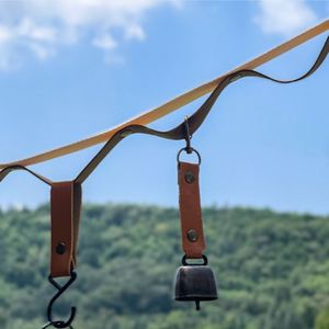 Campana de metal para camping con hebilla integrada de cuero PU, campana para ovejas y osos con función de reducción de ruido para hombres y mujeres - Product Image 2