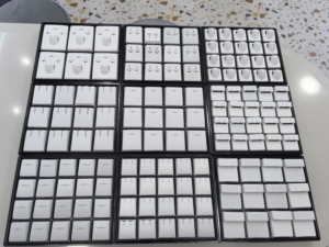 Petits bijoux de luxe, bijoux, collier, boucles d'oreilles, clous d'anneau, support de tampon blanc, présentoirs, ensembles de plateaux pour vitrine - Product Image 2