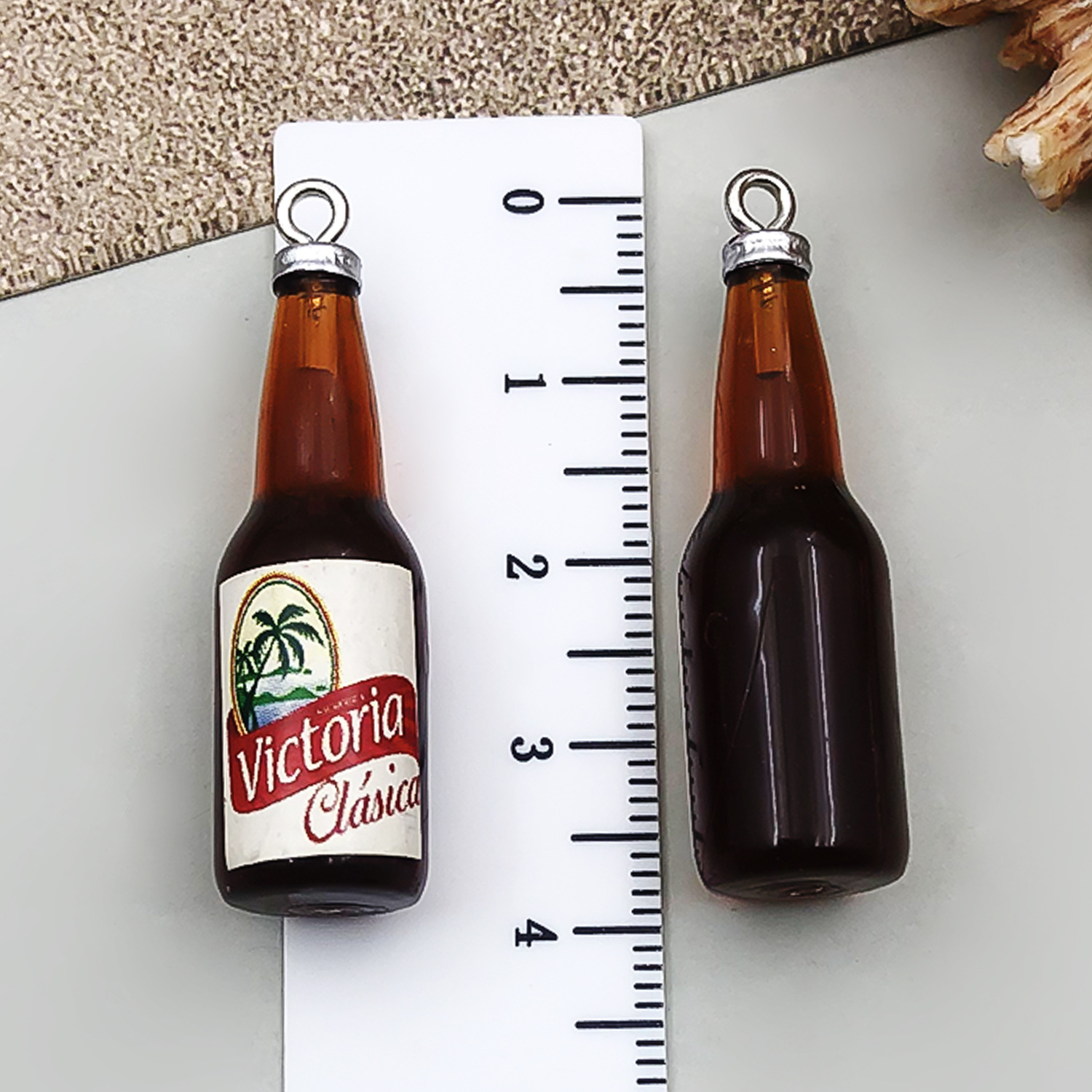 Bouteille de bière Victoria en acrylique marron avec cocotier - 39x11x11mm - 24g - 2