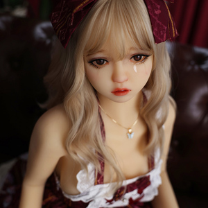 Mannequin réaliste en TPE de 140 cm, cheveux longs blonds, grand nœud, style Lolita, peau foncée, toucher doux, poupée résistante à l'eau - Product Image 3