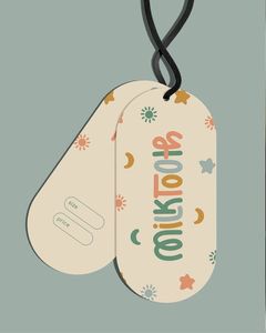 Etiquetas colgantes personalizadas ecológicas con textura similar al papel, ideales para jeans, chaquetas, calzado y bolsos de alta gama. - Product Image 1
