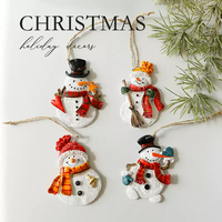 Maßgefertigte Handgemachte Handbemalte Weihnachtsornamente aus Harz mit Weihnachtsmann, Rentier, Lebkuchenhaus und Baumdesign zum Aufhängen