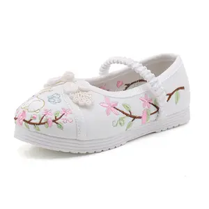 รองเท้าส้นแบนสไตล์จีนดั้งเดิมสำหรับเด็กผู้หญิงรองเท้าปักลายดอกไม้กระต่ายรองเท้าเด็กผู้หญิง2023 11คน