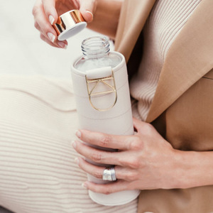 Manchons personnalisés pour bouteilles en verre, manchons isolants en cuir PU pour tasses, manchons de protection anti-brûlure et isolants thermiquement pour tasses avec poignée. - Product Image 3