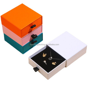 Toptan lüks kraft el işi kağıdı mücevher kutusu ile özel Logo kabartmalı ve UV kaplı küpe ve hediye paketleme için - Product Image 2