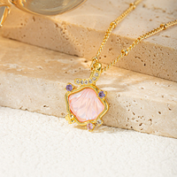 Collier élégant avec pendentif coquillage, doré, incrustation coquillage rose, cristaux pavés, bijoux pour femme, idée cadeau, style chic et tendance pour l'été