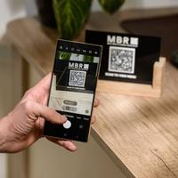 Maßgefertigter Lasergravierter Eichenholz-Acryl QR-Code Tischaufsteller Desktop-QR-Menü-Anzeigeschild für Restaurant Café Bar