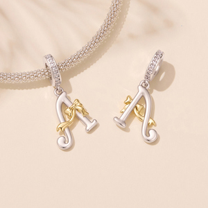Lindos Dijes de Letras Plateados con Lazo Dorado, Cristales de Estrás y Aleación, Colgantes Unisex, Joyería de Regalo - Product Image 3