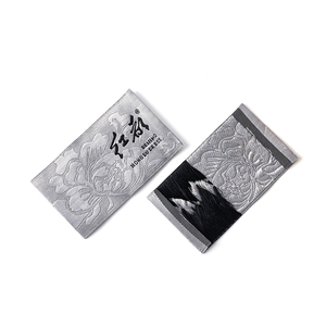 Tùy Chỉnh Dập Nổi Polyester Cổ Dệt Nhãn Thời Trang Huy Chương Biểu Tượng Quần Áo Thẻ Với Trung Tâm Gấp Manhattan Phong Cách Số Lượng Lớn Mô Hình - Product Image 2