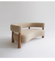 Canapé Courbé Lambskin Style Rétro Wabi-Sabi pour Salon Minimaliste – Design Incurvé en Tissu avec Pieds en Bois pour la Maison
