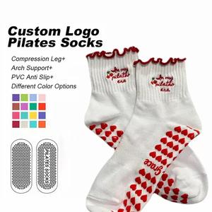 Chaussettes de Pilates antidérapantes pour femmes, avec nœud en forme de cœur, à volants, en tricot, avec grip, motif cerises, logo personnalisé, bas à revers - Product Image 2