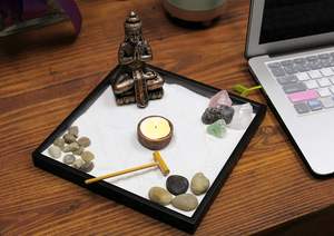 <span class=keywords><strong>Mini</strong></span> kit de <span class=keywords><strong>jardin</strong></span> <span class=keywords><strong>Zen</strong></span> avec figurines en résine de bouddha de sable blanc support de chauffe-plat roches de rivière cristal noir base carrée pour <span class=keywords><strong>râteau</strong></span> de bureau - Product Image 3