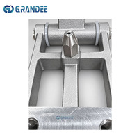 Clip de rinçage de bouteille remplaçable pour machine de remplissage d'eau avec retour par ressort et manipulation sécurisée du col de bouteille