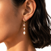 Boucles d'oreilles pendantes Huggie Hoop en acier inoxydable 316 plaqué or, double couche, perles d'eau douce graduées, verre coloré et zircon, avec pompon