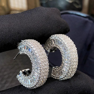 Pendientes de Aro en Forma de C para Mujer, Diseño Curvo Minimalista, Accesorios para las Orejas de Uso Diario - Product Image 3