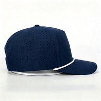 Casquette Snapback à 6 panneaux perforée à visière plate avec logo en caoutchouc personnalisé, en polyester, réglable, pour le sport et l'extérieur au quotidien