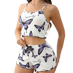 Conjunto de pijama de satén de tres piezas con pantalones cortos y camisa con botones para las noches de verano. - Product Image 3