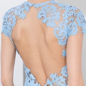 Robe bleue moulante à col rond, manches courtes, découpes, volants, dentelle trèfle et dos ouvert pour femme, fabrication OEM sur mesure - Product Image 3