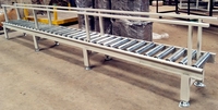 Ligne d'assemblage à rouleaux électriques en acier inoxydable avec bande transporteuse et tables de travail