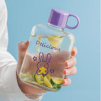 Nieuwe type draagbare transparante platte vierkante glazen fles met cartoonprint, met deksel voor sap, thee en water
